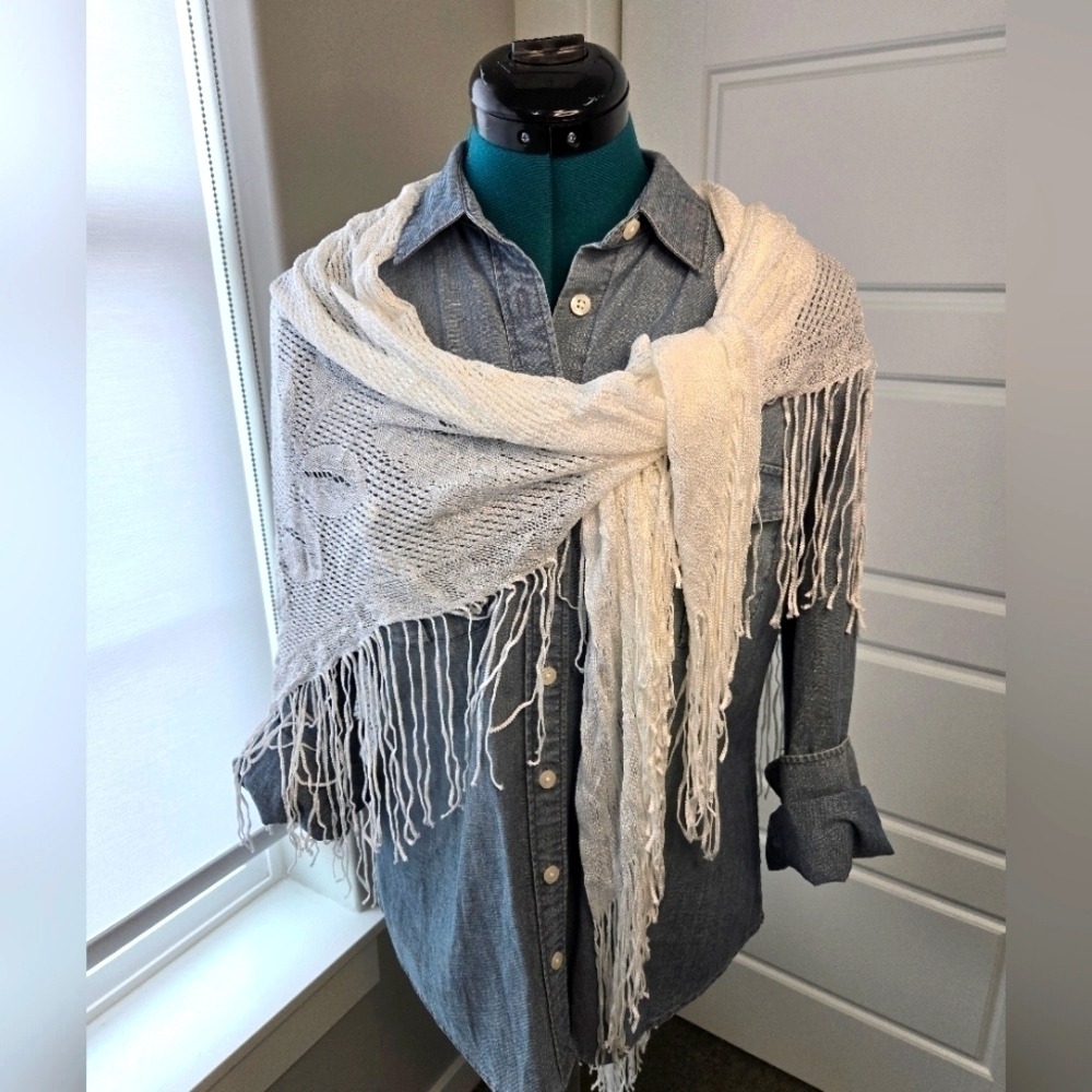 BOHO WHITE CROCHET STYLE TRIANGLE SHAWL WRAP FLORAL FLOWERS FRINGE EDGE WOMEN OS